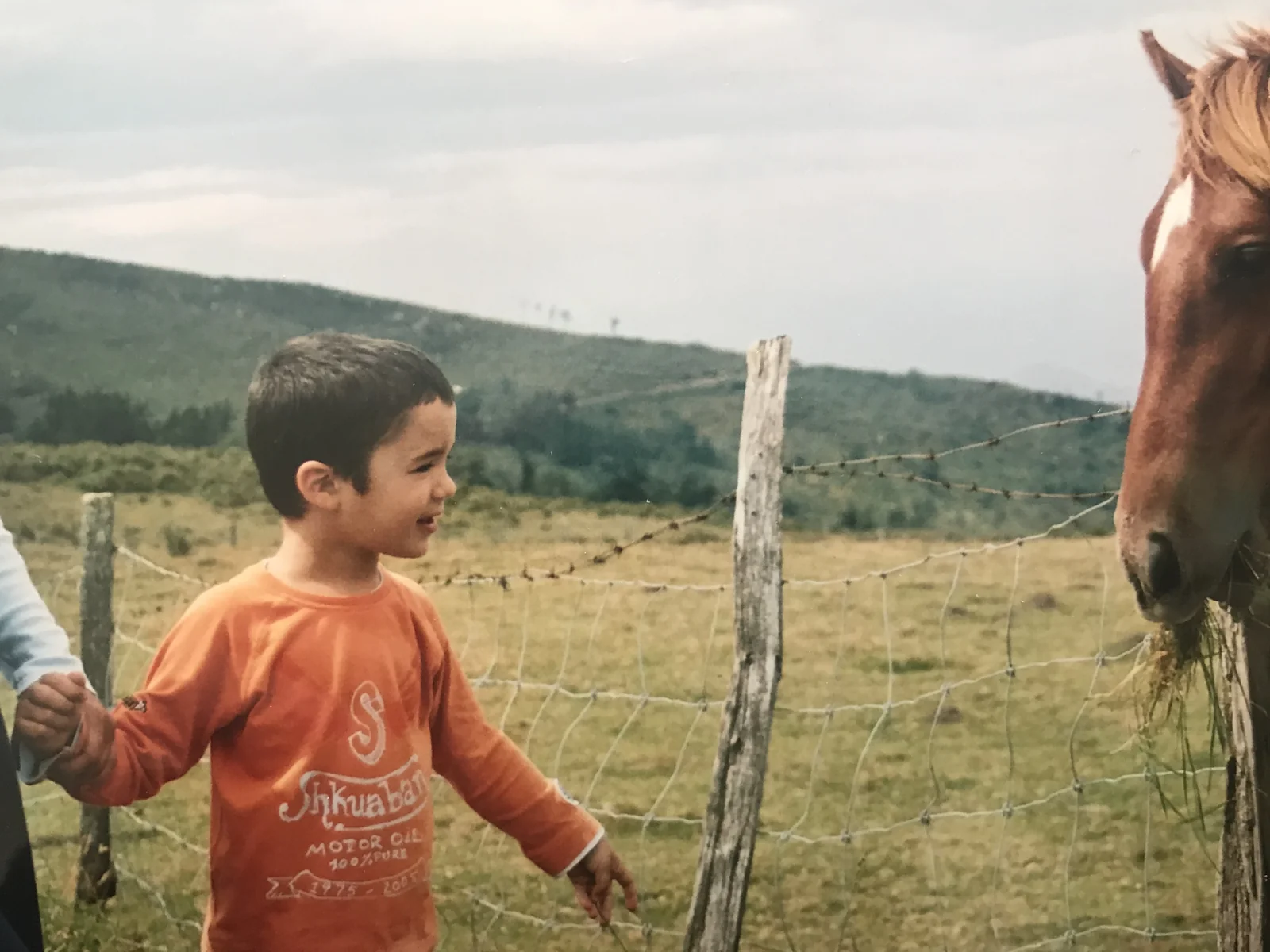 Jordi Rochina de pequeño junto a un caballo